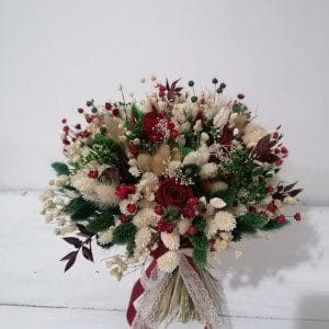 Buchet mireasa alb, visiniu si verde cu criogenati si plante uscate 5 Buchet mireasa alb, visiniu si verde cu criogenati si plante uscate