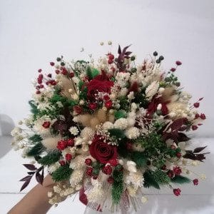 Buchet mireasa alb, visiniu si verde cu criogenati si plante uscate 8 Buchet mireasa alb, visiniu si verde cu criogenati si plante uscate