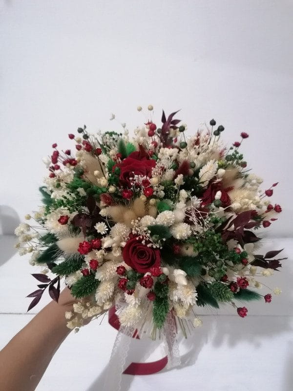Buchet mireasa alb, visiniu si verde cu criogenati si plante uscate 3 Buchet mireasa alb, visiniu si verde cu criogenati si plante uscate