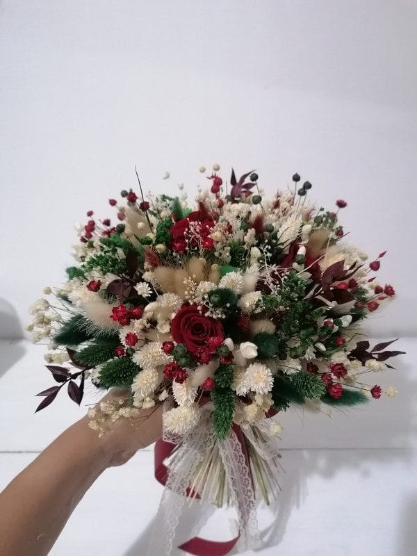 Buchet mireasa alb, visiniu si verde cu criogenati si plante uscate 4 Buchet mireasa alb, visiniu si verde cu criogenati si plante uscate