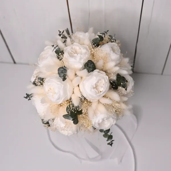 Buchet de mireasa, cu bujori albi si plante uscate 1 buchet de mireasa alb criogenat