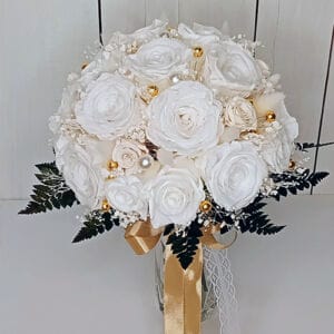 Darul de Nuntă în România în 2026: Ghid Complet pentru Invitați, Mirii și Nași 558 Buchet mireasa trandafiri albi criogenati si perle