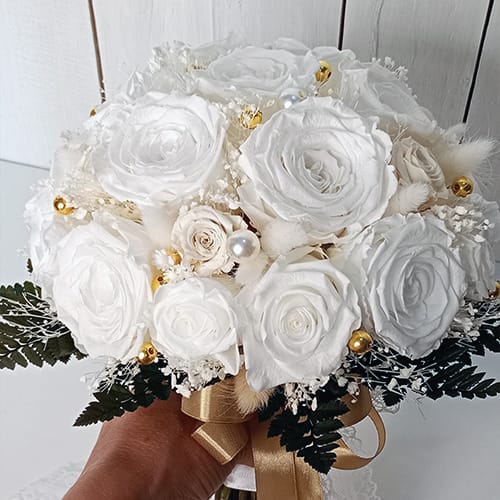 Buchet mireasa trandafiri albi criogenati si perle 1 buchet flori mireasa trandafri albi criogenati