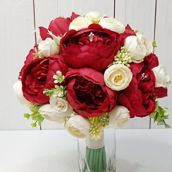 Buchet Mireasa "Passion" – Bujori Burgundy și Flori Albe 1 buchet mireasa flori si mesaje